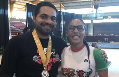 La estudiante-atleta Odalys Sandoval del equipo de Halterofilia de la UPR Cayey obtuvo 3 Medallas de Oro (Envión, Arranque y Total) La estudiante-atleta Odalys Sandoval del equipo de Halterofilia de la UPR Cayey obtuvo 3 Medallas de Oro (Envión, Arranque y Total)