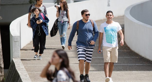 Inicio clases UPR RP estudianes en el campus