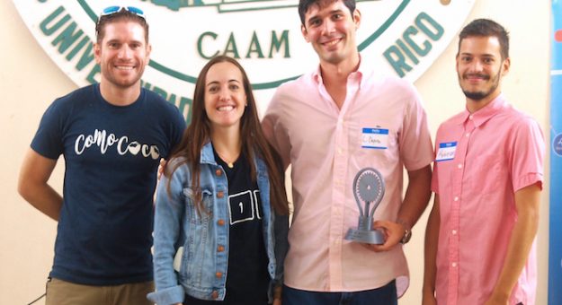 Desde la izquierda, el doctor José Lugo Ortiz y Cristina Tamayo, de Parallel 18, entregan el primer lugar a los estudiantes Carlos Dapena Olivencia y Kóvean Félix Vargas por su idea de negocio INCA-SOAP. Suministrada