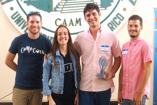 Desde la izquierda, el doctor José Lugo Ortiz y Cristina Tamayo, de Parallel 18, entregan el primer lugar a los estudiantes Carlos Dapena Olivencia y Kóvean Félix Vargas por su idea de negocio INCA-SOAP. Suministrada Desde la izquierda, el doctor José Lugo Ortiz y Cristina Tamayo, de Parallel 18, entregan el primer lugar a los estudiantes Carlos Dapena Olivencia y Kóvean Félix Vargas por su idea de negocio INCA-SOAP. Suministrada