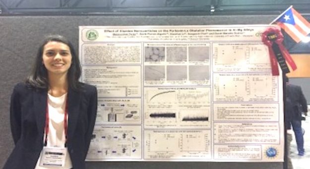 La estudiante Mónica A. Díaz Parés, del Departamento de Ingeniería Química (INQU) del Recinto Universitario de Mayagüez (RUM), obtuvo el primer lugar, en la categoría de materiales estructurales, durante la competencia de afiches científicos de la reunión anual The Minerals, Metals and Materials. Suministrada