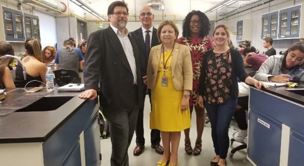 UPR Bayamón recibe la visita de prestigiosa escuela graduada de Ciencias Biomédicas de la Universidad de Texas