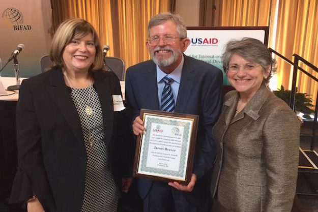 Profesor del RUM recibe Premio de Excelencia Científica de BIFAD Profesor del RUM recibe Premio de Excelencia Científica de BIFAD