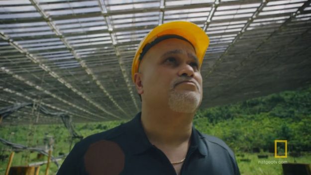 El profesor Abel Méndez camina bajo el plato del Observatorio de Arecibo antes de comenzar a usarlo para sus observaciones de estrellas con planetas posiblemente habitables. Crédito: National Geographic. El profesor Abel Méndez camina bajo el plato del Observatorio de Arecibo antes de comenzar a usarlo para sus observaciones de estrellas con planetas posiblemente habitables. Crédito: National Geographic.