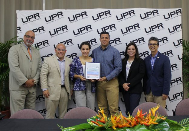 Presentan el primer manual del consumidor residencial de energía eléctrica Presentan el primer manual del consumidor residencial de energía eléctrica