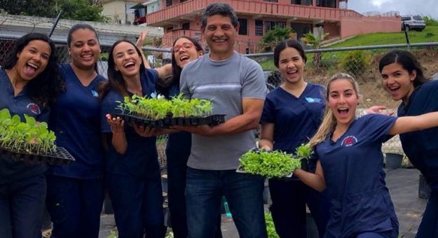 Blue Angels de la UPR Cayey - Proyecto Esparciendo Semillas: de la Tierra a la Cocina, en la comunidad  Santa Teresita de Cidra.