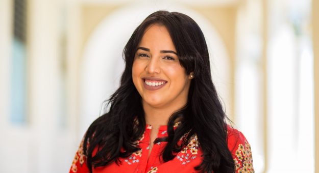 Coral Zayas ganadora beca doctoral - foto por Robert Feliberty Of Prensa UPR RP