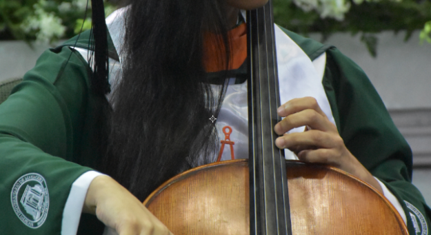Joven virtuosa del violonchelo se gradúa a los 18 del RUM