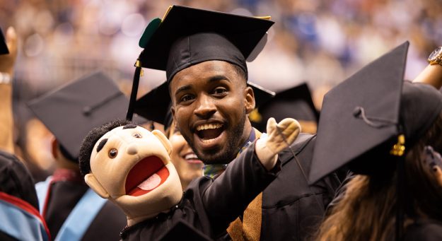 Los graduandos se disfrutan su ceremonia de colación de grados de forma singular