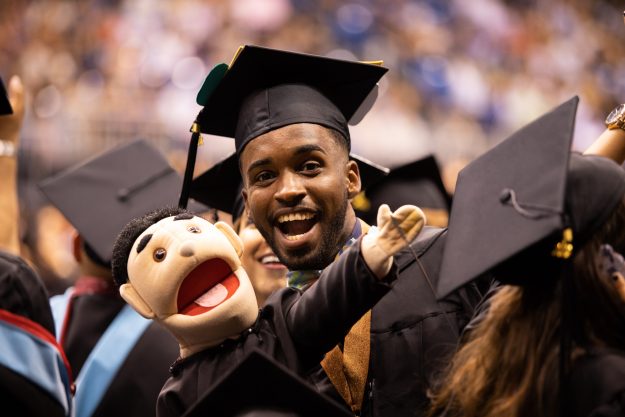 Los graduandos se disfrutan su ceremonia de colación de grados de forma singular Los graduandos se disfrutan su ceremonia de colación de grados de forma singular