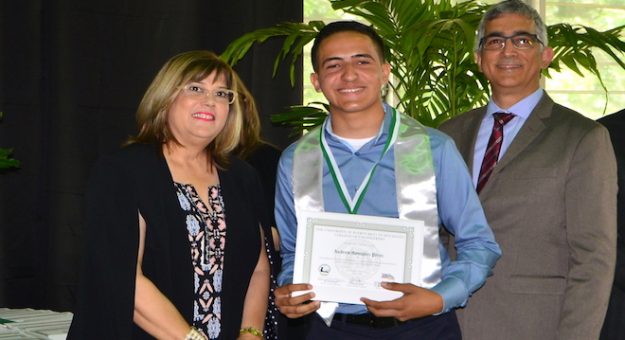 Andrew González Pérez, de 17 años (en el centro), ingresa al RUM con 11 créditos aprobados. A la izquierda, la rectora interina del RUM, Wilma L. Santiago Gabrielini y, a su derecha, el doctor Agustín Rullán, decano de Ingeniería. Foto Carlos Díaz/Prensa RUM