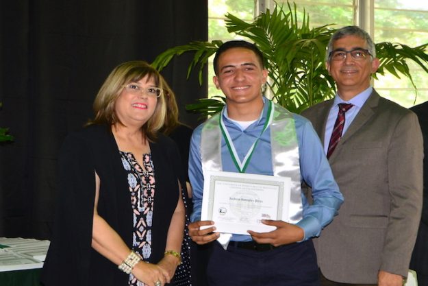 Andrew González Pérez, de 17 años (en el centro), ingresa al RUM con 11 créditos aprobados. A la izquierda, la rectora interina del RUM, Wilma L. Santiago Gabrielini y, a su derecha, el doctor Agustín Rullán, decano de Ingeniería. Foto Carlos Díaz/Prensa RUM Andrew González Pérez, de 17 años (en el centro), ingresa al RUM con 11 créditos aprobados. A la izquierda, la rectora interina del RUM, Wilma L. Santiago Gabrielini y, a su derecha, el doctor Agustín Rullán, decano de Ingeniería. Foto Carlos Díaz/Prensa RUM