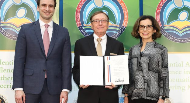 El doctor Juan López Garriga, al centro, recibió el premio presidencial de parte de Michael Kratsios, asistente del Presidente en Asuntos de Ciencia y Tecnología en la Casa Blanca; y la doctora France A. Córdoba, directora de la Fundación Nacional de la Ciencia. (Suministrada)