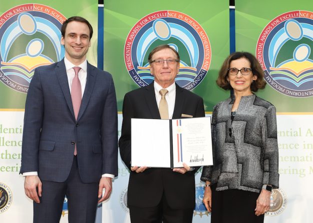 El doctor Juan López Garriga, al centro, recibió el premio presidencial de parte de Michael Kratsios, asistente del Presidente en Asuntos de Ciencia y Tecnología en la Casa Blanca; y la doctora France A. Córdoba, directora de la Fundación Nacional de la Ciencia. (Suministrada) El doctor Juan López Garriga, al centro, recibió el premio presidencial de parte de Michael Kratsios, asistente del Presidente en Asuntos de Ciencia y Tecnología en la Casa Blanca; y la doctora France A. Córdoba, directora de la Fundación Nacional de la Ciencia. (Suministrada)