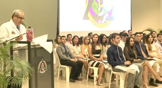 Nueva generación de estudiantes de medicina dental estrenan sus batas blancas