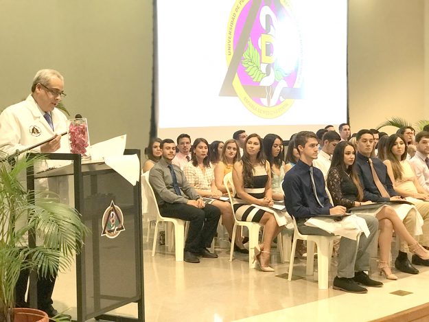 Nueva generación de estudiantes de medicina dental estrenan sus batas blancas Nueva generación de estudiantes de medicina dental estrenan sus batas blancas