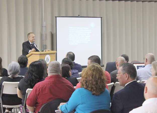 Presidente de UPR, Dr. Jorge Haddock, destaca la importancia de defender las exenciones de matrícula y generar nuevos ingresos para ofrecer más ayudas económicas. Presidente de UPR, Dr. Jorge Haddock, destaca la importancia de defender las exenciones de matrícula y generar nuevos ingresos para ofrecer más ayudas económicas.