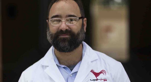 Dr. José Arcadio Rodríguez Martínez investiga las proteínas encargadas del desarrollo del corazón humano.