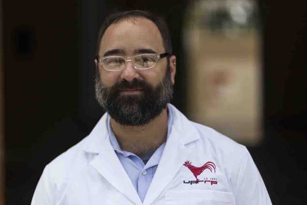 Dr. José Arcadio Rodríguez Martínez investiga las proteínas encargadas del desarrollo del corazón humano. Dr. José Arcadio Rodríguez Martínez investiga las proteínas encargadas del desarrollo del corazón humano.