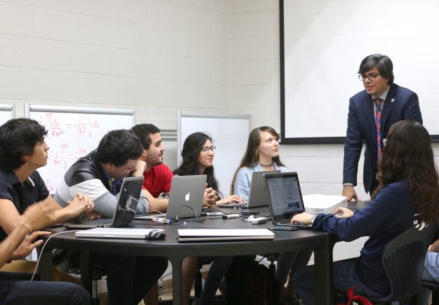 El Dr. Ubaldo Córdova informa sobre las becas disponibles El Dr. Ubaldo Córdova informa sobre las becas disponibles