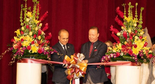 El presidente de la Universidad de Puerto Rico, Dr. Jorge Haddock junto al rector interino de la Universidad de Puerto Rico en Humacao realizaron el corte de cinta con motivo de la reapertura del Teatro del recinto humacaeño.