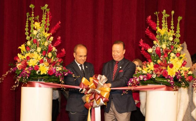 El presidente de la Universidad de Puerto Rico, Dr. Jorge Haddock junto al rector interino de la Universidad de Puerto Rico en Humacao realizaron el corte de cinta con motivo de la reapertura del Teatro del recinto humacaeño.