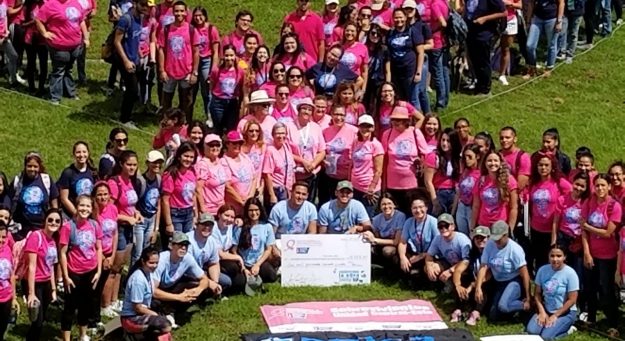 Forman gigante lazo humano en la UPR-Cayey para crear conciencia contra el cáncer de seno