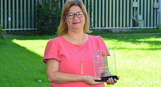 1. Nayda Santiago, catedrática de Ingeniería Eléctrica y Computadoras del RUM, premio Undergraduate Research Faculty que otorga, anualmente, el Comité de Educación de la Asociación de Investigación en la Computación (CRA-E, por sus siglas en inglés) de los Estados Unidos.