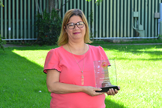 1. Nayda Santiago, catedrática de Ingeniería Eléctrica y Computadoras del RUM, premio Undergraduate Research Faculty que otorga, anualmente, el Comité de Educación de la Asociación de Investigación en la Computación (CRA-E, por sus siglas en inglés) de los Estados Unidos. 1. Nayda Santiago, catedrática de Ingeniería Eléctrica y Computadoras del RUM, premio Undergraduate Research Faculty que otorga, anualmente, el Comité de Educación de la Asociación de Investigación en la Computación (CRA-E, por sus siglas en inglés) de los Estados Unidos.
