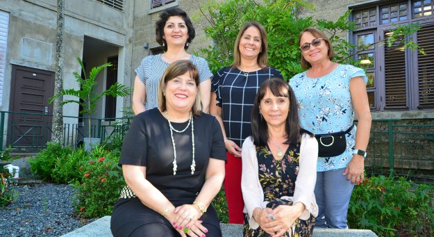 Cuatro investigadoras del grupo de Ecosystem to Expand Capabilities and Opportunities for STEM Scholars, acompañadas por la rectora interina Wilma L. Santiago Gabrielini, al frente a la izquierda. En el mismo orden, las doctoras Mónica Alfaro, y atrás: Laura López, Bernadette M. Delgado y Carmen Bellido.