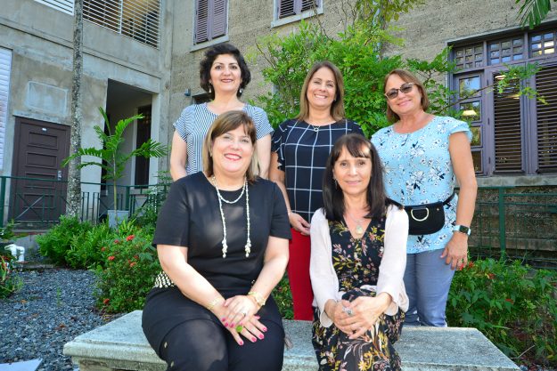 Cuatro investigadoras del grupo de Ecosystem to Expand Capabilities and Opportunities for STEM Scholars, acompañadas por la rectora interina Wilma L. Santiago Gabrielini, al frente a la izquierda. En el mismo orden, las doctoras Mónica Alfaro, y atrás: Laura López, Bernadette M. Delgado y Carmen Bellido. Cuatro investigadoras del grupo de Ecosystem to Expand Capabilities and Opportunities for STEM Scholars, acompañadas por la rectora interina Wilma L. Santiago Gabrielini, al frente a la izquierda. En el mismo orden, las doctoras Mónica Alfaro, y atrás: Laura López, Bernadette M. Delgado y Carmen Bellido.