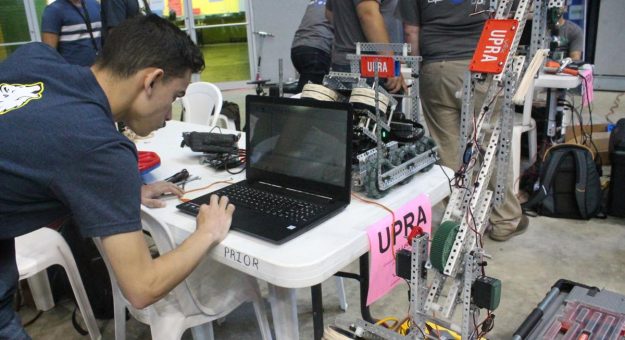 Estudiantes de UPR Arecibo ganan importante competencia de robótica