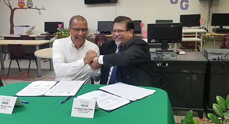 El alcalde de Toa Baja, Betito Márquez y el rector de la UPR Bayamón, Dr. Miguel Vélez Rubio