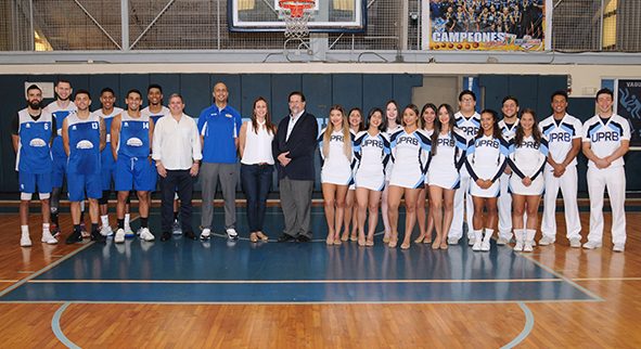 En la foto de izquierda a derecha, los Vaqueros de Bayamón junto a Juan Busó, co-apoderado_ Nelson Colón, dirigente_ Gretchen Gotay, directora de operaciones_ Dr. Miguel Vélez Rubio, rector interino de la UPR en Bayamón y el equipo de porrismo
