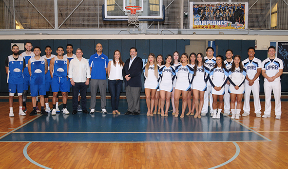 En la foto de izquierda a derecha, los Vaqueros de Bayamón junto a Juan Busó, co-apoderado_ Nelson Colón, dirigente_ Gretchen Gotay, directora de operaciones_ Dr. Miguel Vélez Rubio, rector interino de la UPR en Bayamón y el equipo de porrismo En la foto de izquierda a derecha, los Vaqueros de Bayamón junto a Juan Busó, co-apoderado_ Nelson Colón, dirigente_ Gretchen Gotay, directora de operaciones_ Dr. Miguel Vélez Rubio, rector interino de la UPR en Bayamón y el equipo de porrismo
