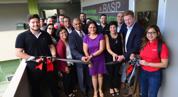 Funcionarios del RUM y Harris inauguran el Laboratorio.