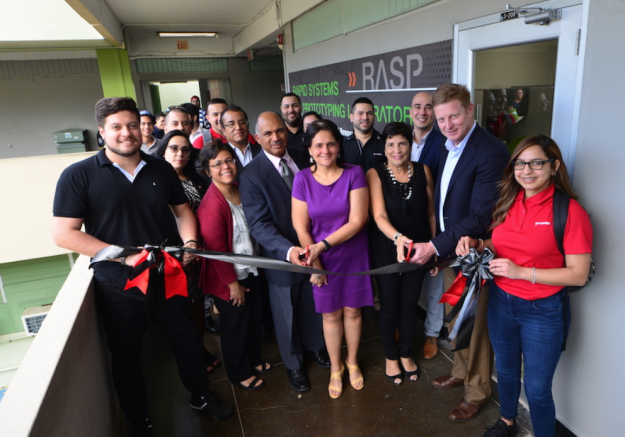 Funcionarios del RUM y Harris inauguran el Laboratorio. Funcionarios del RUM y Harris inauguran el Laboratorio.