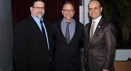 En la foto, Dr. Miguel Vélez Rubio, rector UPR Bayamón, el arquitecto Jonathan Marvel y el Dr. Jorge Haddock, presidente UPR