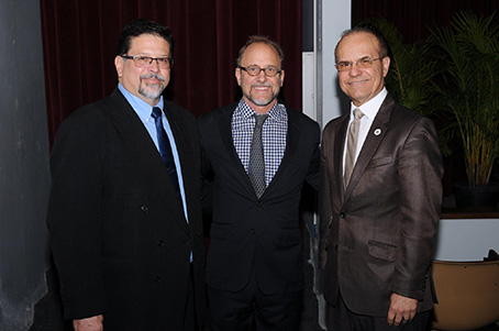 En la foto, Dr. Miguel Vélez Rubio, rector UPR Bayamón, el arquitecto Jonathan Marvel y el Dr. Jorge Haddock, presidente UPR En la foto, Dr. Miguel Vélez Rubio, rector UPR Bayamón, el arquitecto Jonathan Marvel y el Dr. Jorge Haddock, presidente UPR
