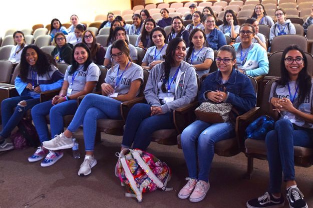 Celebran en el RUM Zirconia Camp para chicas Celebran en el RUM Zirconia Camp para chicas