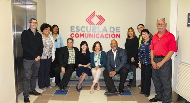 Personal administrativo de la Escuela de Comunicación junto con el Comité Evaluador de la Accrediting Council on Education in Journalism and Mass Communications (ACEJMC) durante su visita el pasado 15 de febrero.