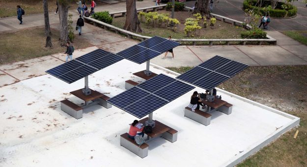 Estudiantes UPR Rio Piedras utilizando los gazebos solares para cargar sus dispositivos moviles 2