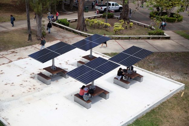 Estudiantes UPR Rio Piedras utilizando los gazebos solares para cargar sus dispositivos moviles 2 Estudiantes UPR Rio Piedras utilizando los gazebos solares para cargar sus dispositivos moviles 2