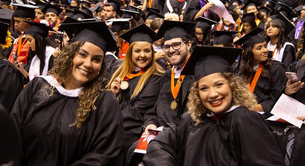 Graduandos UPR Río Piedras - Graduación 2019