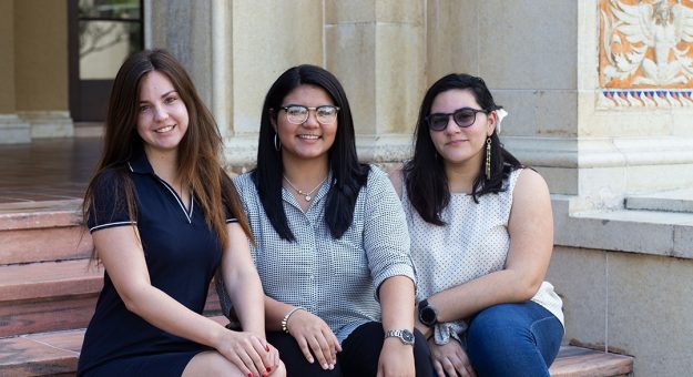 Tres universitarias ganan becas de idiomas del Departamento de Estado de los EE.UU.