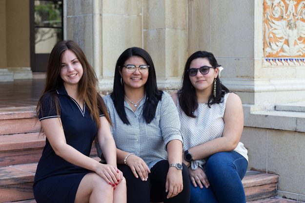 Tres universitarias ganan becas de idiomas del Departamento de Estado de los EE.UU. Tres universitarias ganan becas de idiomas del Departamento de Estado de los EE.UU.