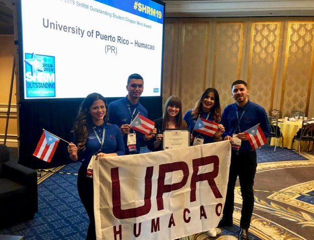 Estudiantes de la UPR en Humacao ganan máximo galardón en competencias de Society for Human Resource Management Estudiantes de la UPR en Humacao ganan máximo galardón en competencias de Society for Human Resource Management