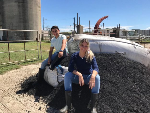 Estudiantes del RUM ganan Agro-Innovation Hackathon con modelo de cama para vacas Estudiantes del RUM ganan Agro-Innovation Hackathon con modelo de cama para vacas