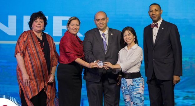 La doctora Moraima De Hoyos-Ruperto, segunda desde la izquierda; y la estudiante Jahannie Torres Rodríguez, cuarta, en el mismo orden; reciben el premio por el mejor artículo científico en la categoría de América del Norte y del Sur en el ICSB 2019 en Egipto. (Foto cortesía de ICSB)