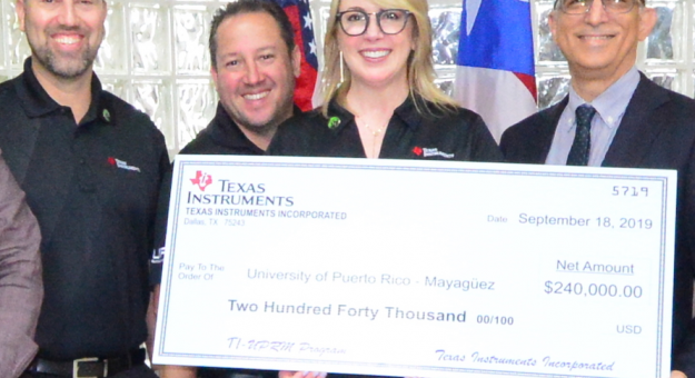 A la derecha el rector Agustín Rullán, acompañado de ejecutivos de Texas Instruments